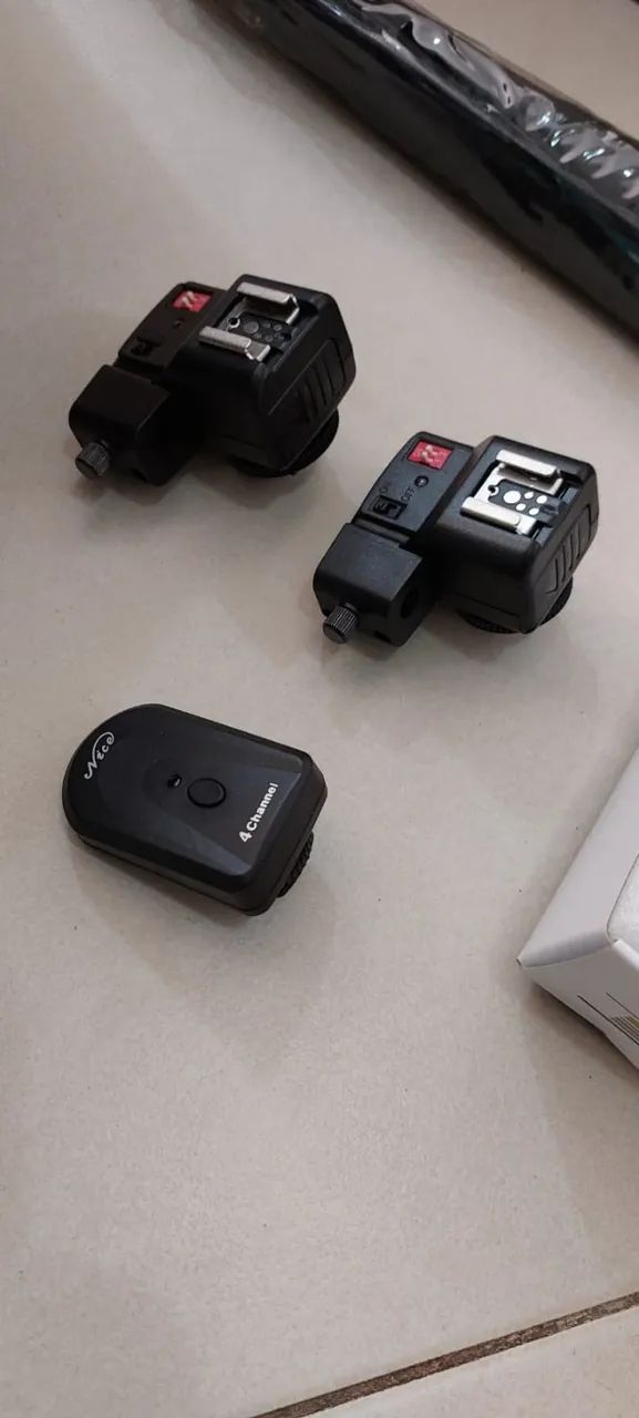 kit de flash de estúdio com rádio flash integrado (4 canais) + 2 sombrinhas difusoras - Foto 3