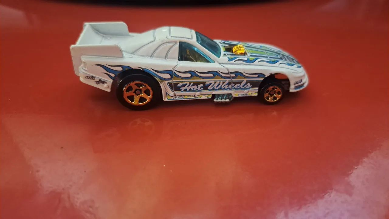 Carrinho Hot Wheels Branco com Detalhes - Foto 2