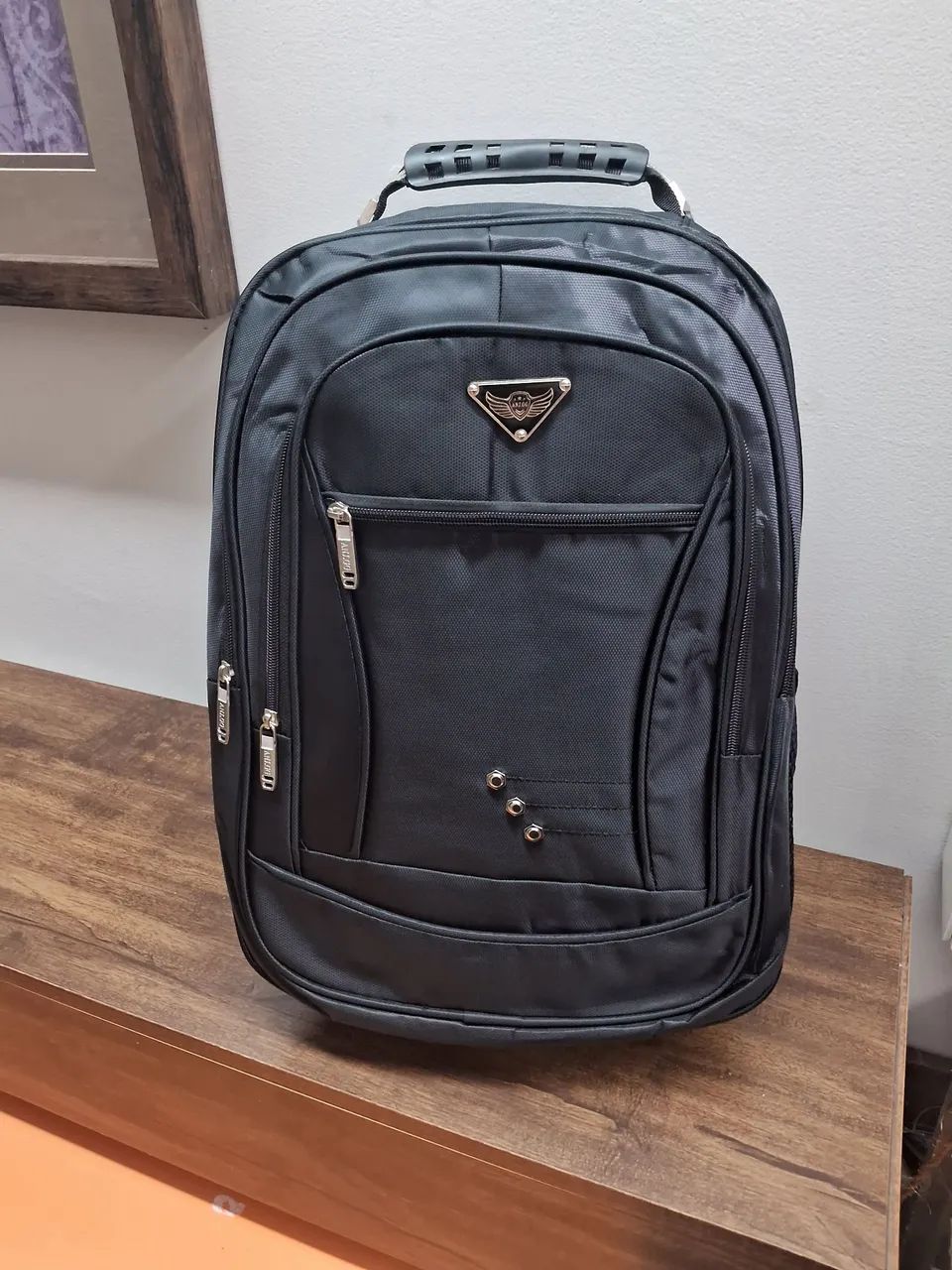 Mochila preta espaçosa e funcional 4 bolsos 40 litros - Foto 4