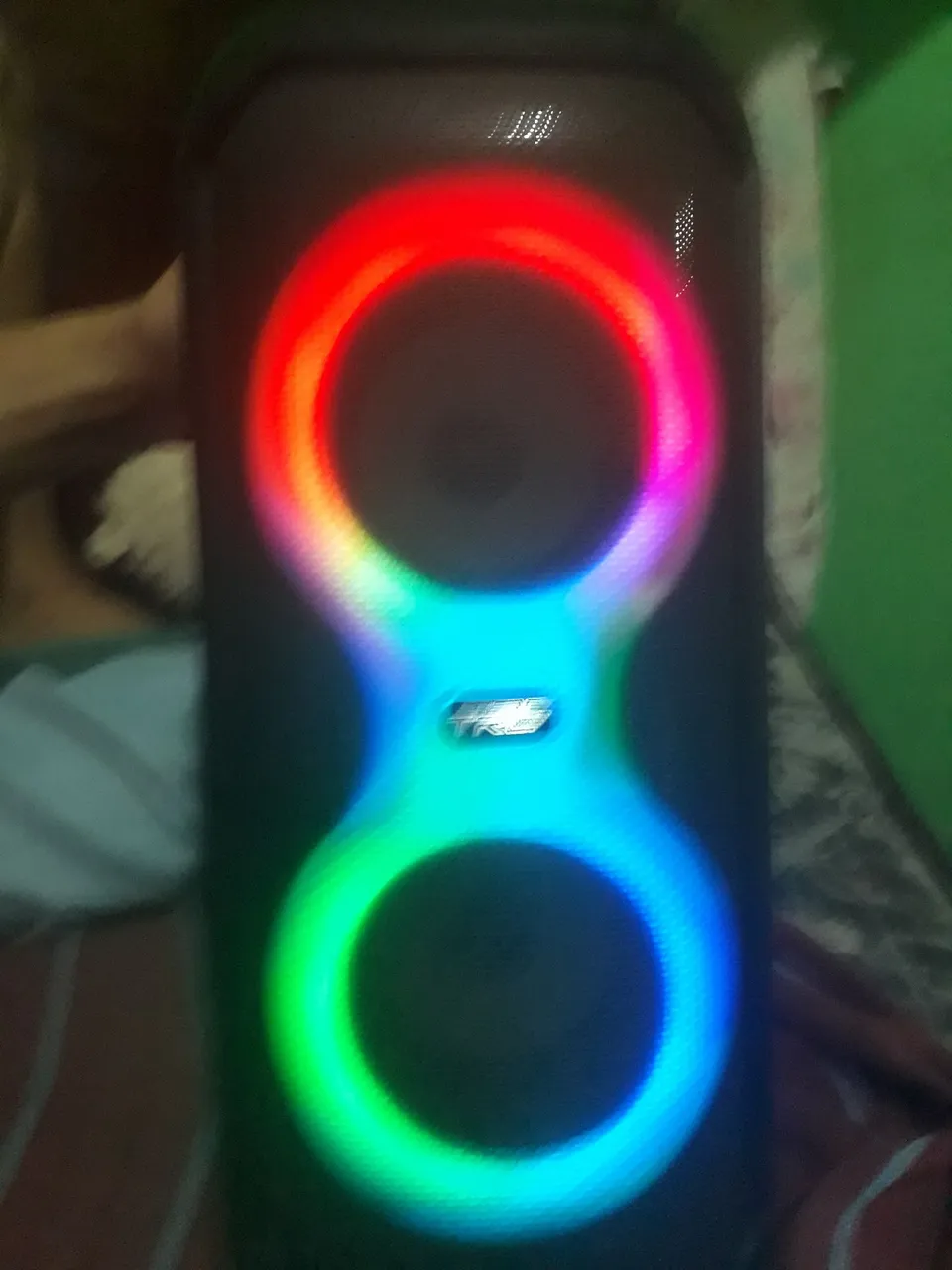 Caixa de som com iluminação LED