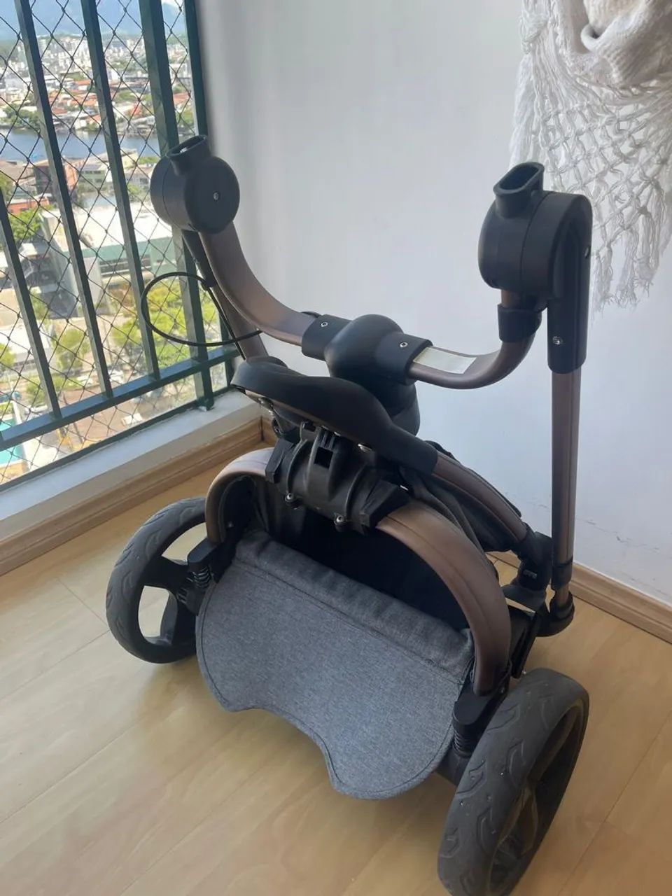 Carrinho de bebê moderno e confortável