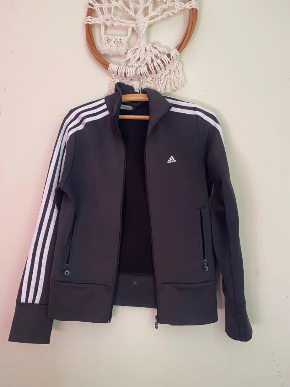 Jaqueta Adidas Feminina Preta com Listras Brancas