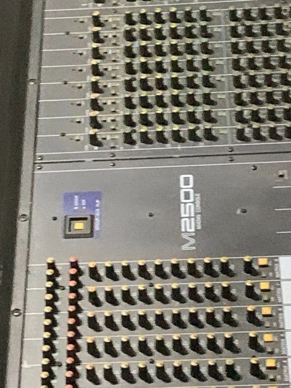 Mesa de Som Yamaha M2500 56 canais - Foto 4