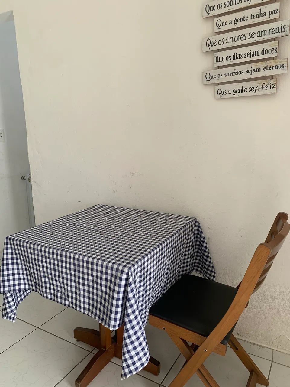 Toalha de mesa xadrez azul e branco