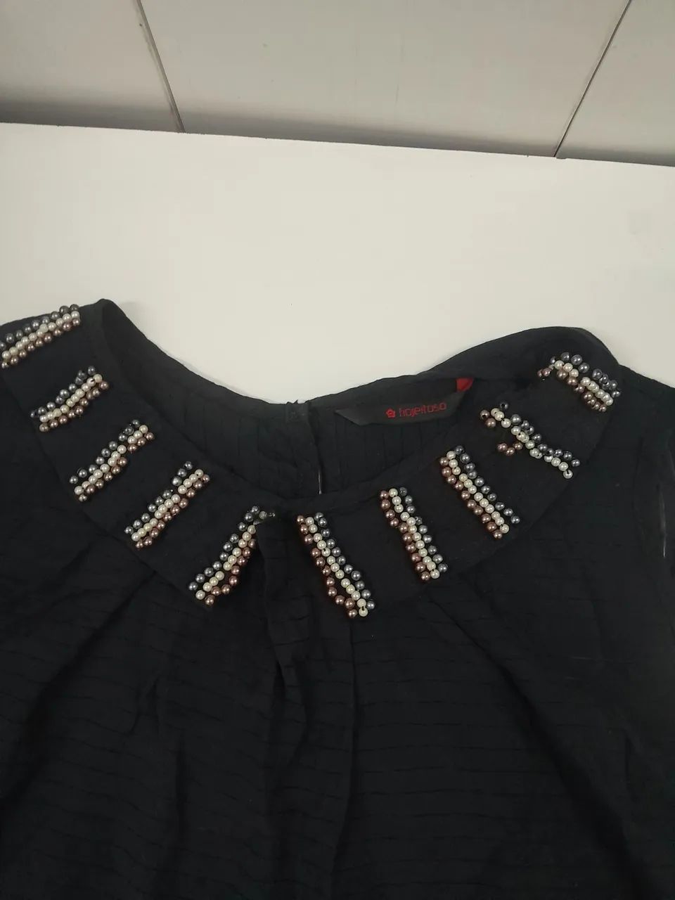 Blusa preta com detalhes em pedraria - Foto 4