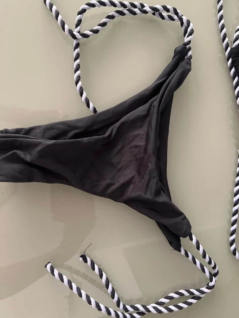 Biquíni preto com detalhes em corda - Foto 3
