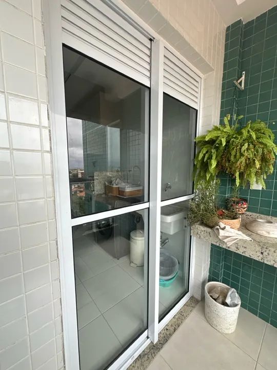 Portas de correr em alumínio branco e vidro temperado 