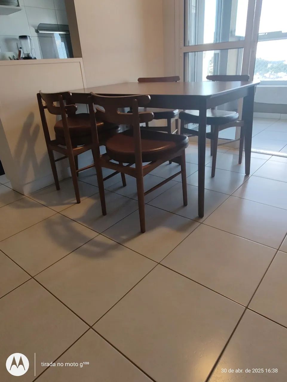 Vendo mesa de madeira com 4 cadeiras. Excelente estado de conservação. Impecável.  - Foto 5