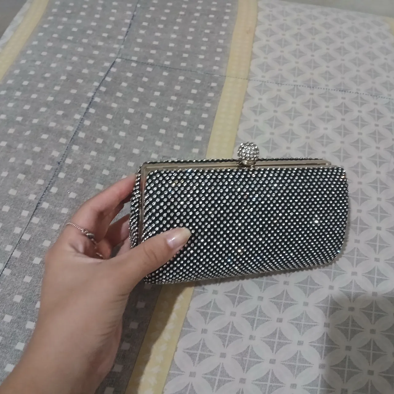 Bolsa de mão preta com pedrarias