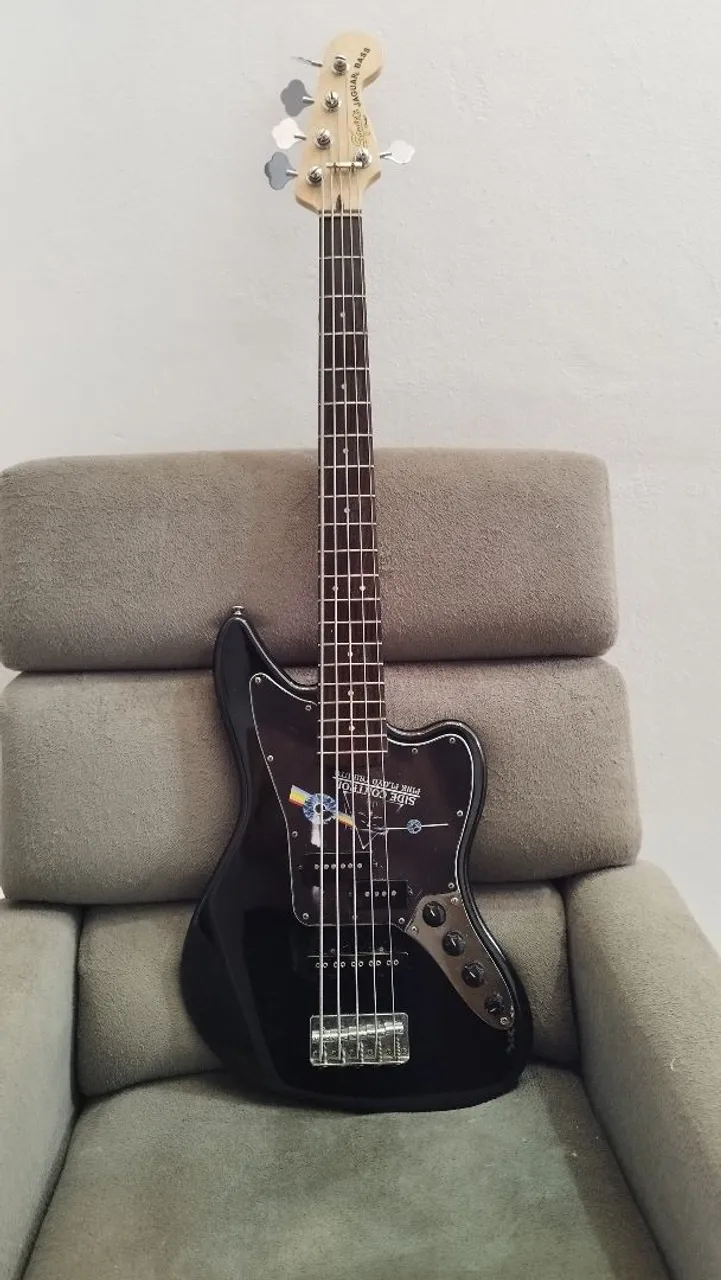 Baixo Fender Squier modelo Jaguar Bass