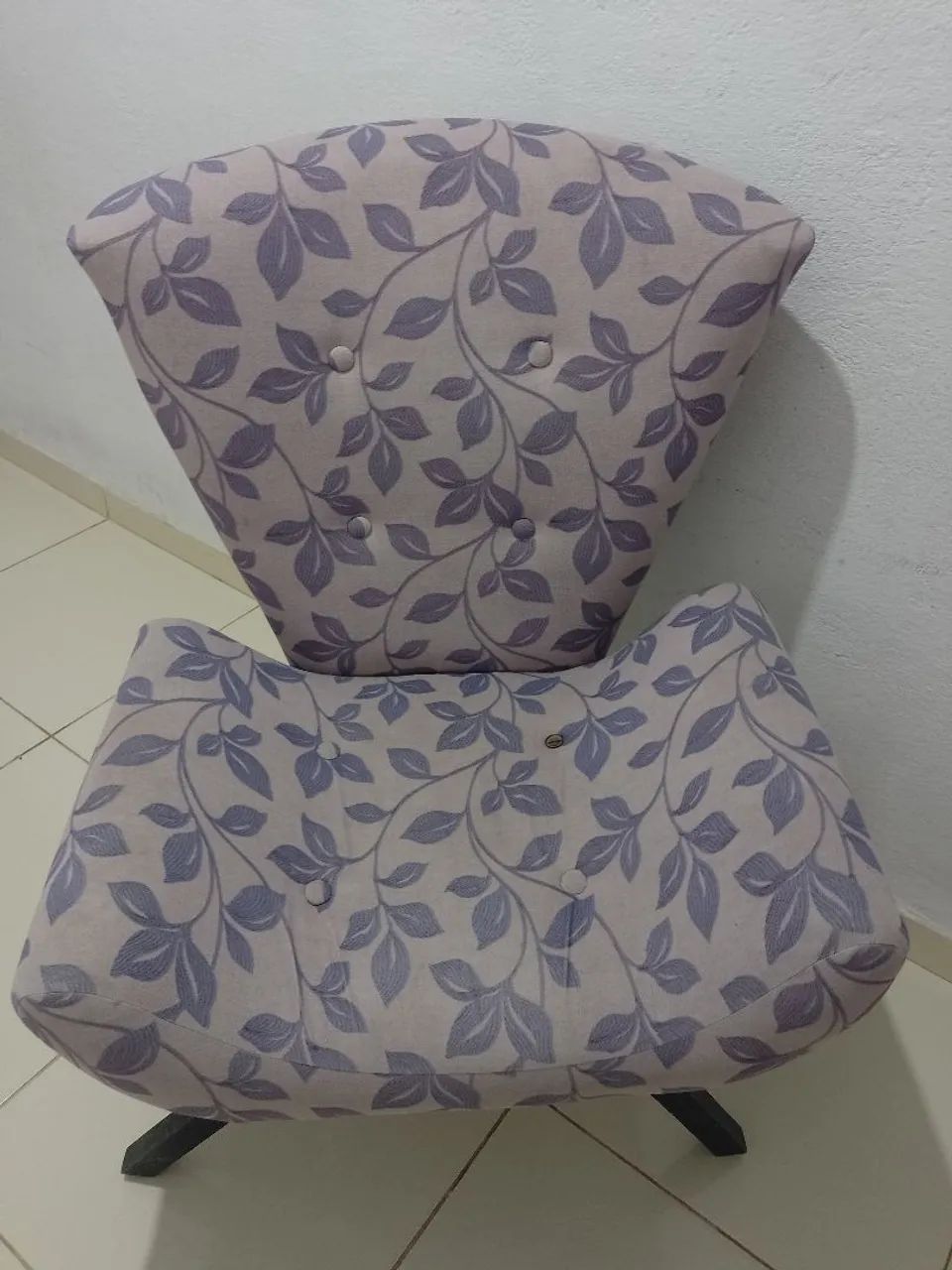 POLTRONA PARA SALA BEM CONSERVADA!64385786506115120