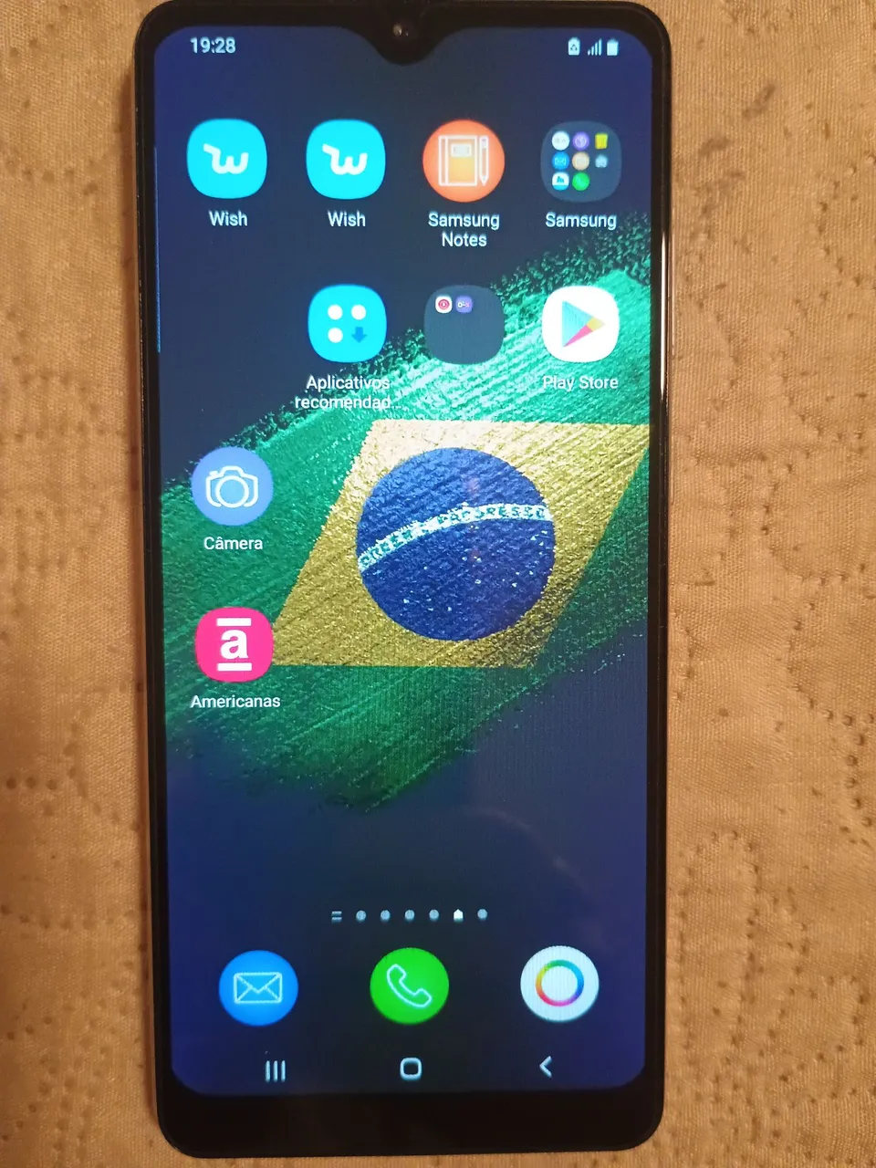 Vendo Samsung A31 muito bem conservado. Vai com capa, carregador sem cabo e película.