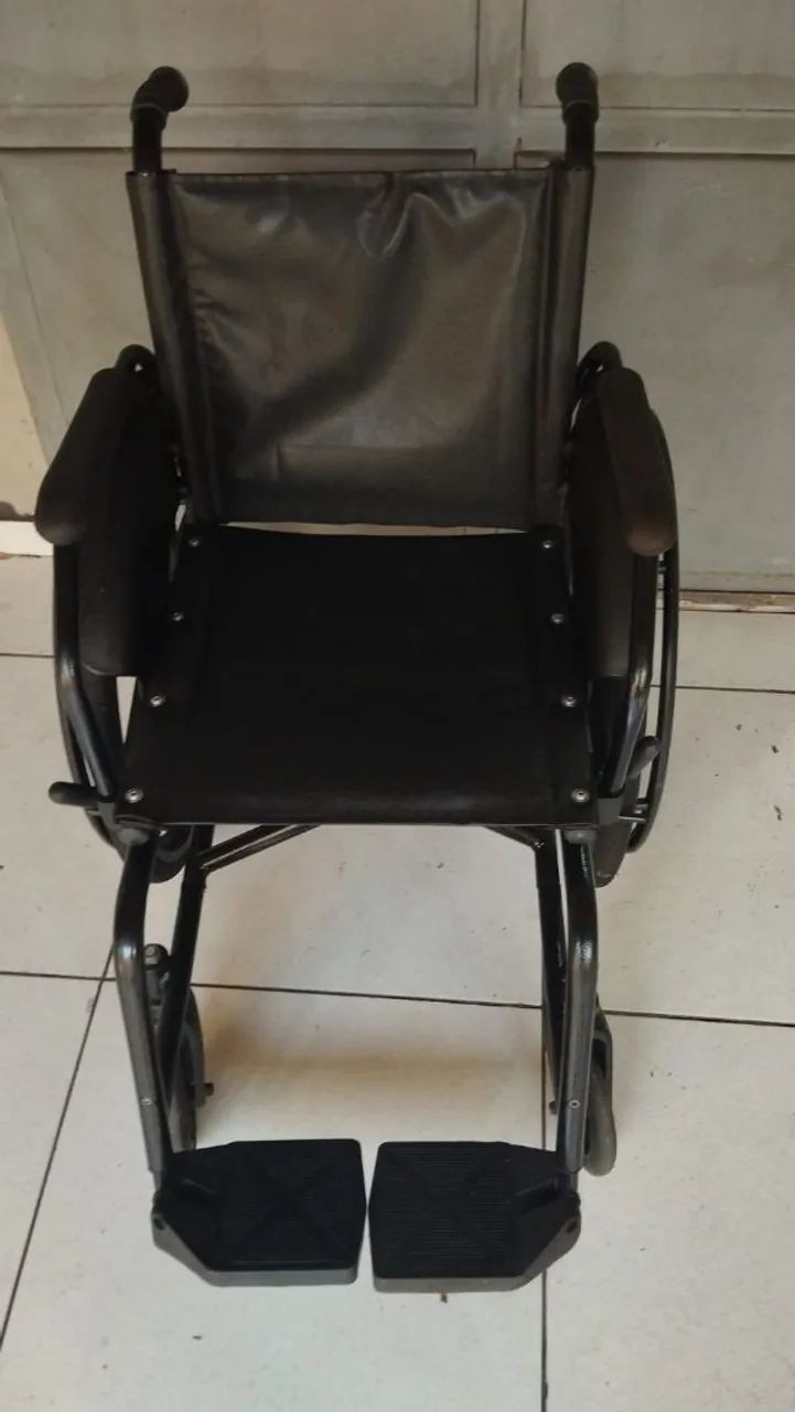 Cadeira de rodas reformada com qualidade  - Foto 3