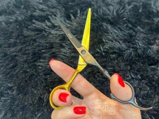 Kit tesoura 6.0? japonesa barbeiro profissional- tesoura, navalha e pentes - Foto 4