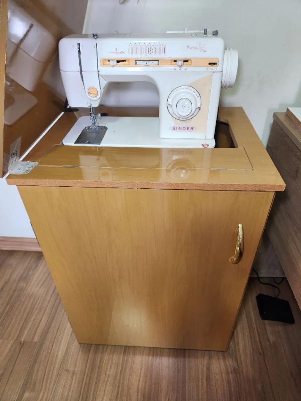 Maquina de costura Singer, completa, com gabinete - Foto 4