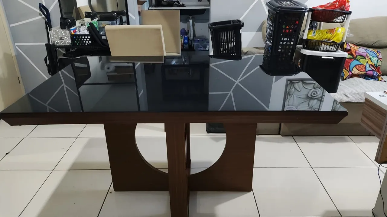 Mesa de Jantar com Tampo de Vidro