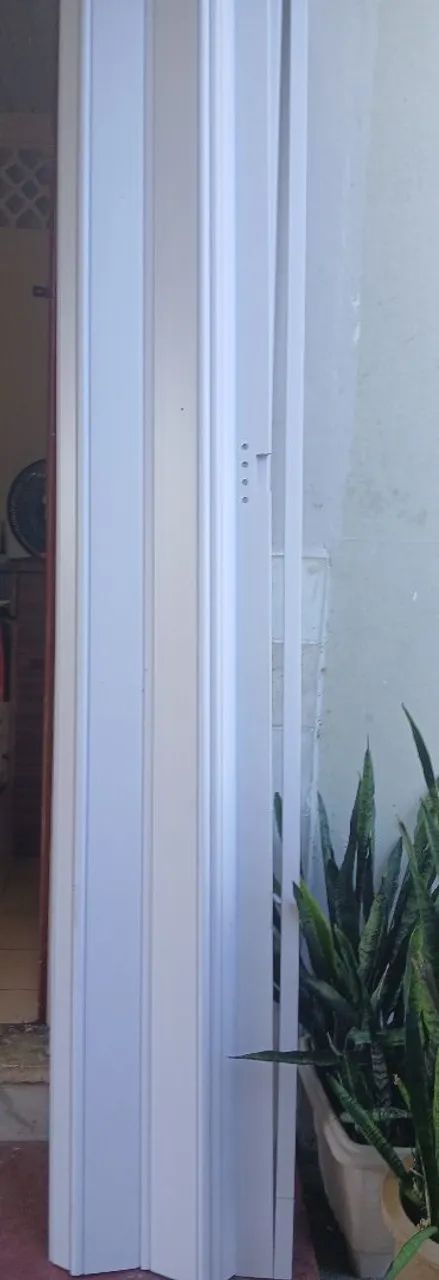 Porta de correr em PVC branca