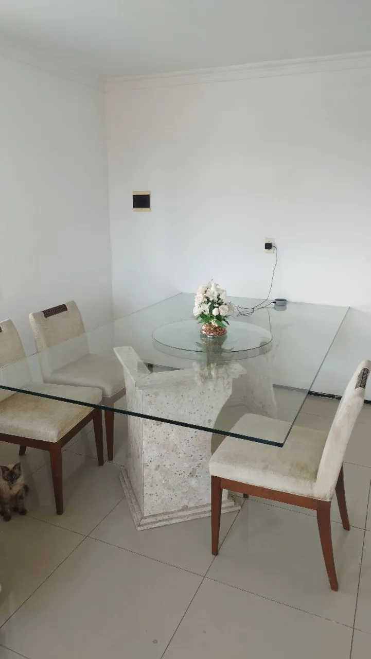 Mesa de Jantar Elegante com Tampo de Vidro e Base Exclusiva