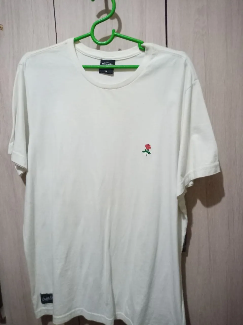 Camiseta branca com detalhe de rosa
