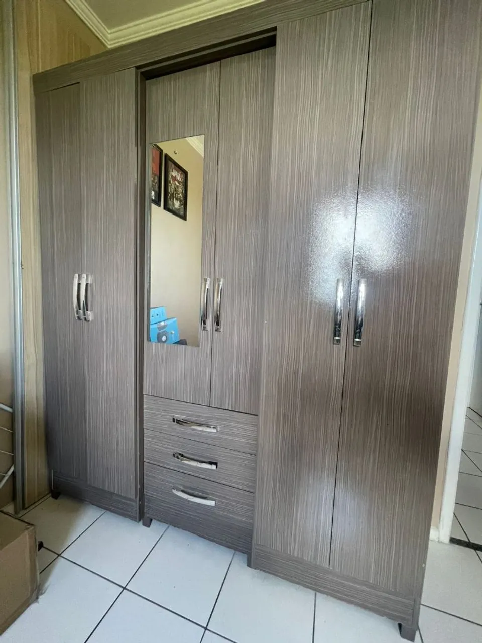 Vendo guarda-roupa no valor de 650,00 com entrega e montagem