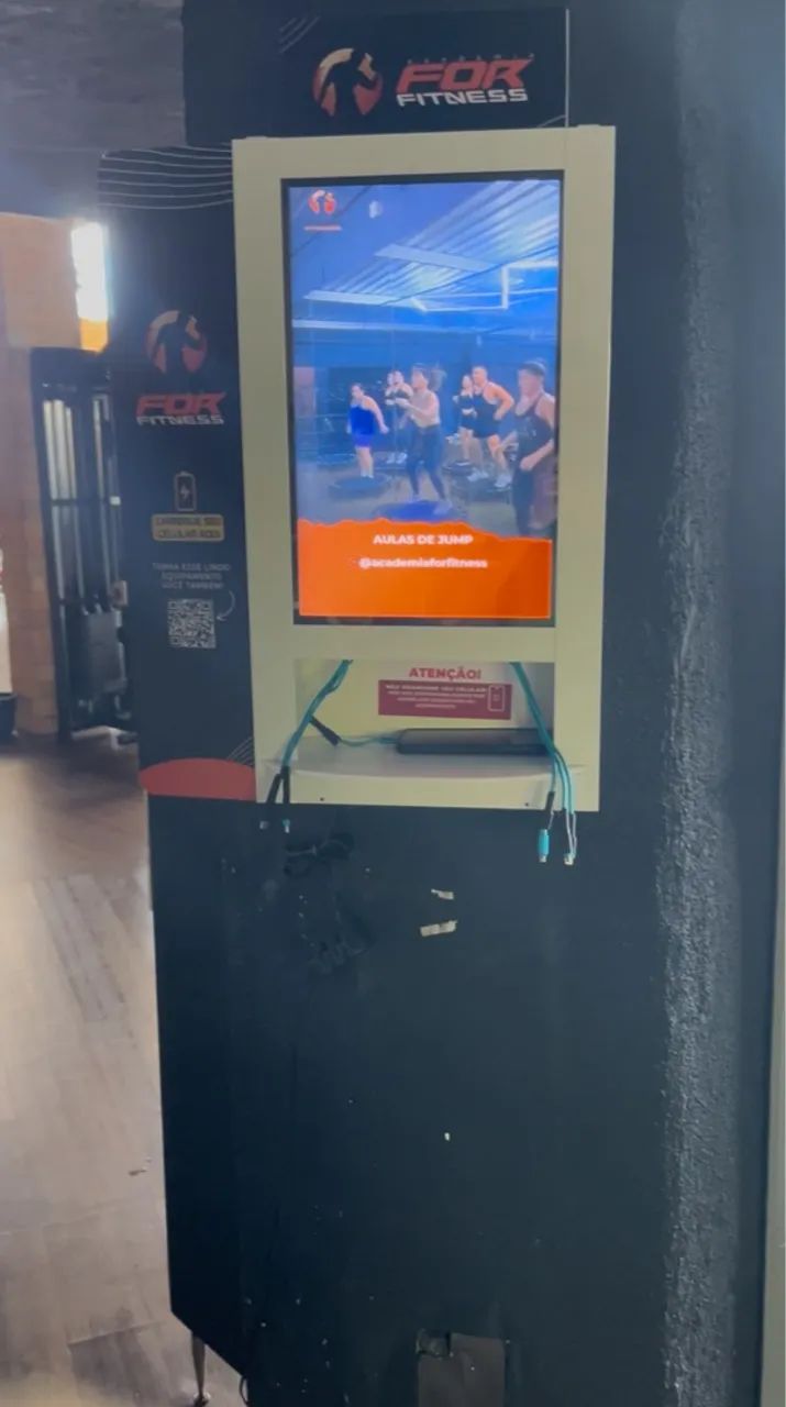 Totem de publicidade e carregador de celular 