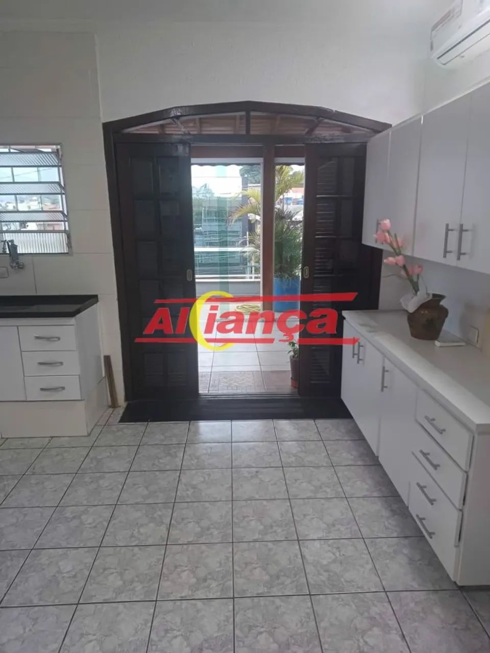 Sala comercial para alugar com espaço cozinha, 1 banheiro - Jd. Bom Clima - Guarulhos por