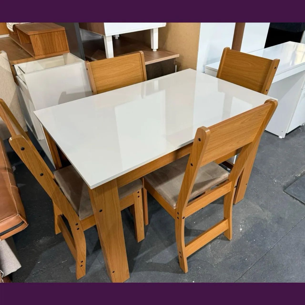 Mesa de Jantar com 4 Cadeiras - Design Moderno
