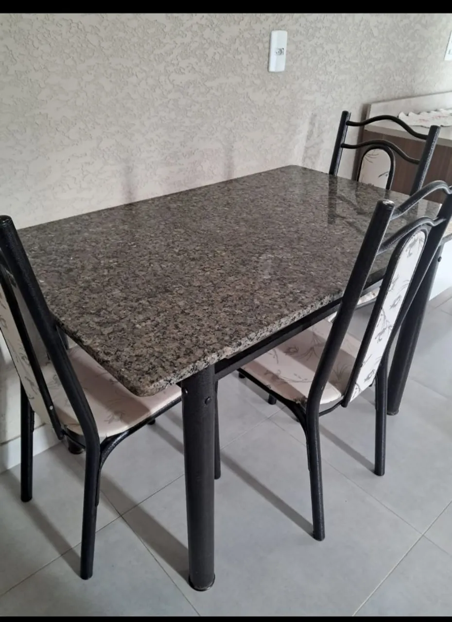 Mesa de Jantar com Tampo de Granito e 3 Cadeiras