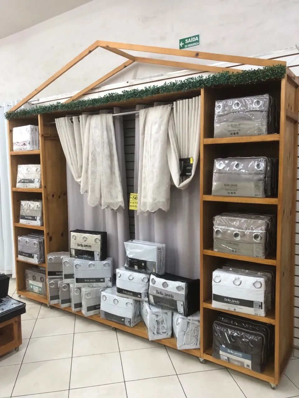 Expositor Grande para Loja Modelo Casinha em Madeira Com Nichos  - Foto 5