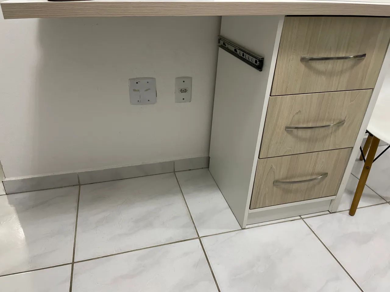 Wall-mounted desk