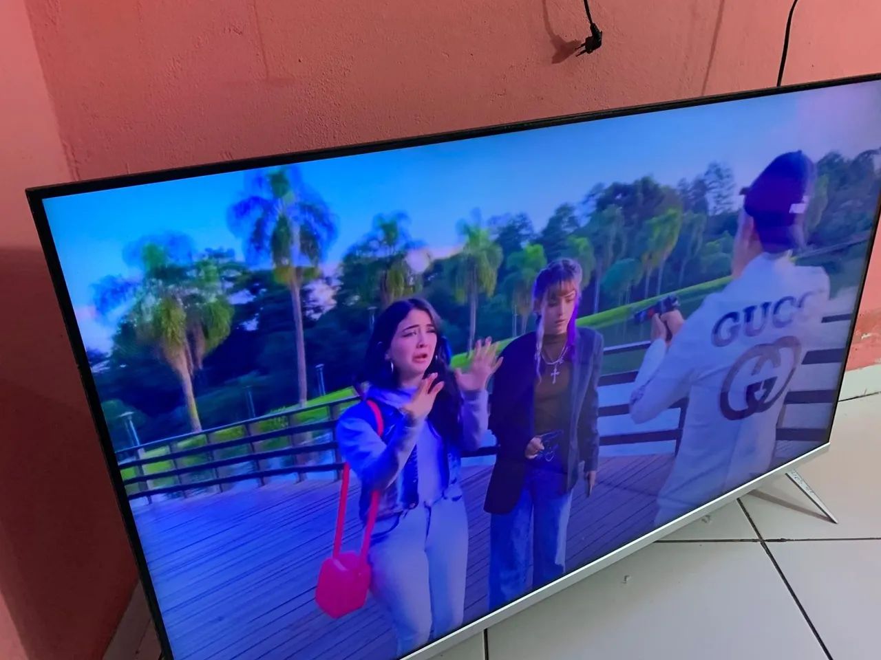 Smart TV Philips 50 polegadas 4K borda infinita comando de voz completo - Foto 4