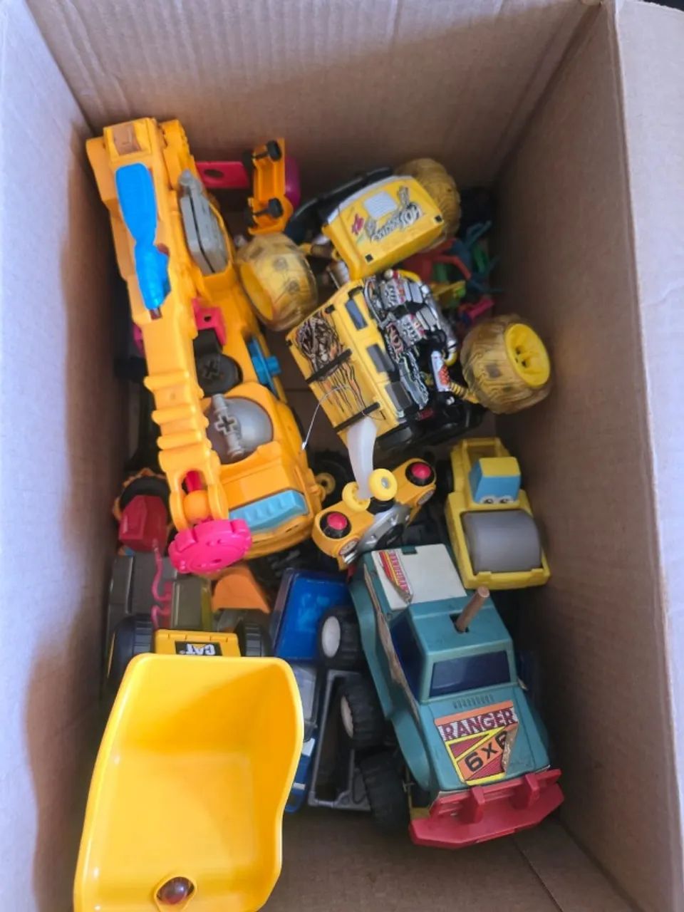 Caixa Lotada de Brinquedos antigos 