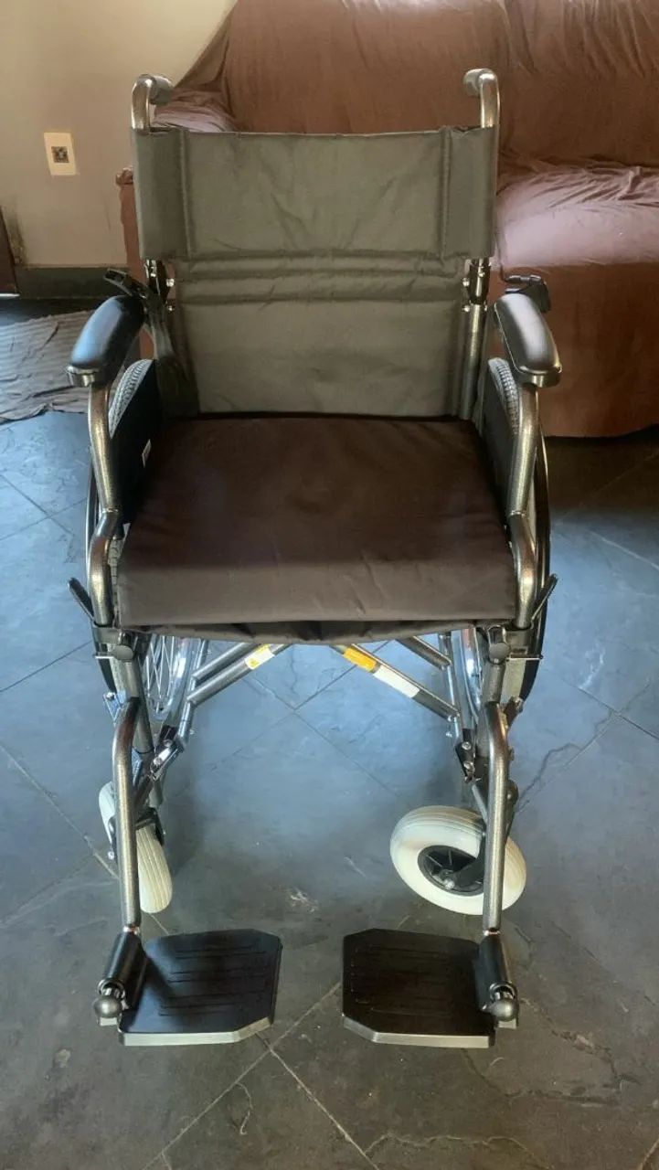 Cadeira de Rodas nova usada somente uma vez  - Foto 3