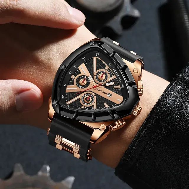 (NOVO) - Relógio Triangular Elegante de Pulso - Preto e Dourado - Pulseira de Silicone - Foto 2