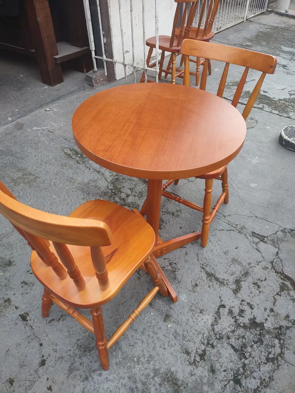Mesa bistrô baixa com 2 cadeiras semi nova 