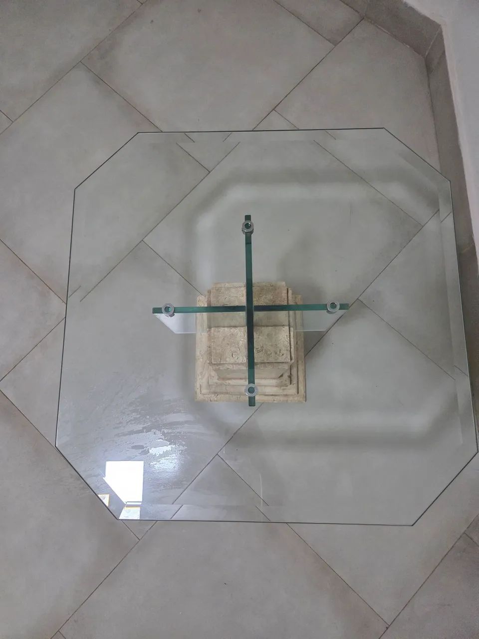 Mesa de Centro Quadrada com Tampo de Vidro e Base em Pedra Natural - Foto 4