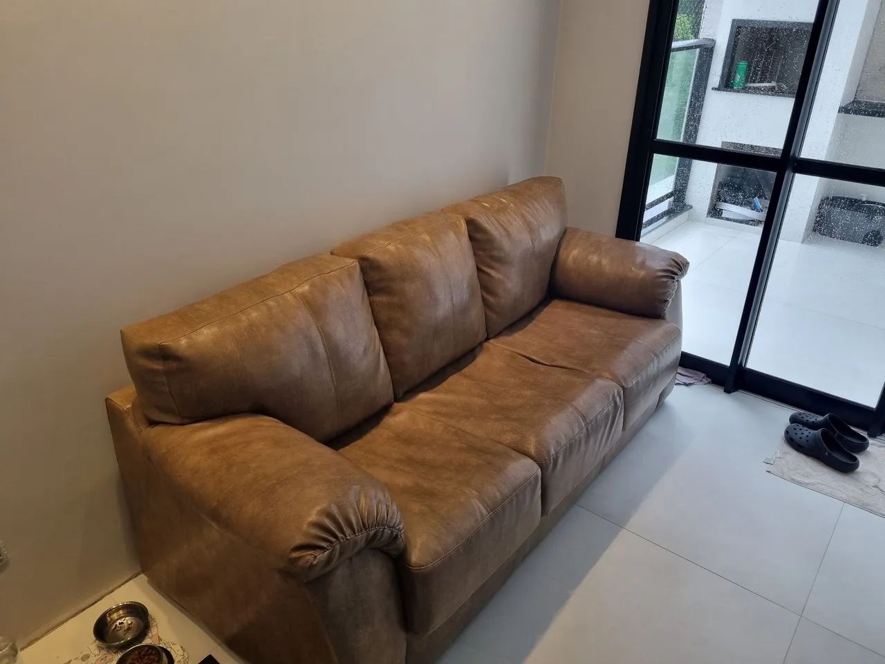 Sofa em couro sintético, modelo clássico, semi novo - Foto 4