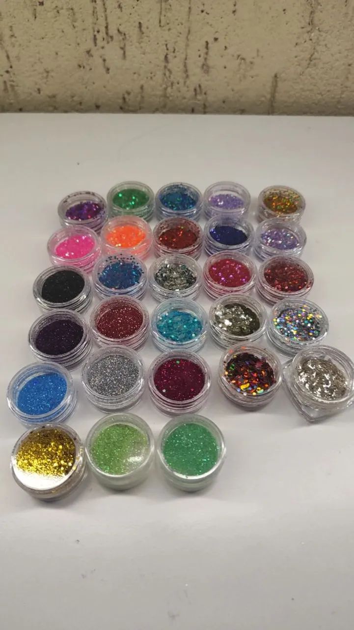 Kit com 28 Potinhos de Glitter para Unhas