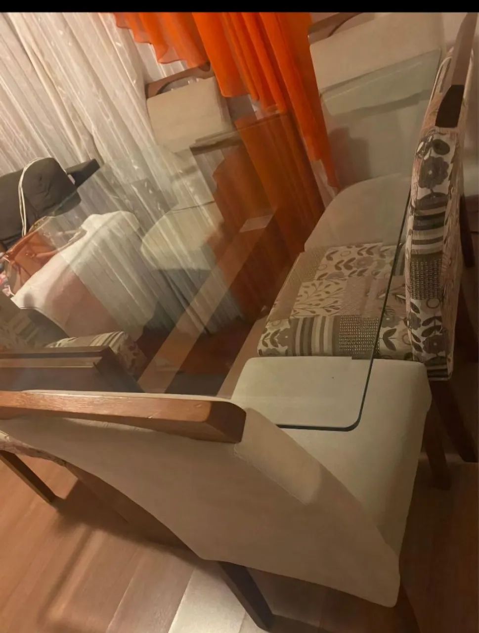 Mesa de jantar com seis cadeiras, tampa de vidro e madeira  - Foto 3