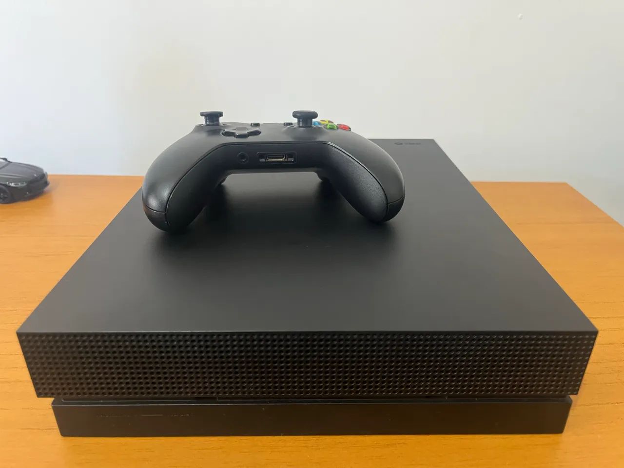 XBOX ONE X 1TB EXCELENTE ESTADO - Foto 2