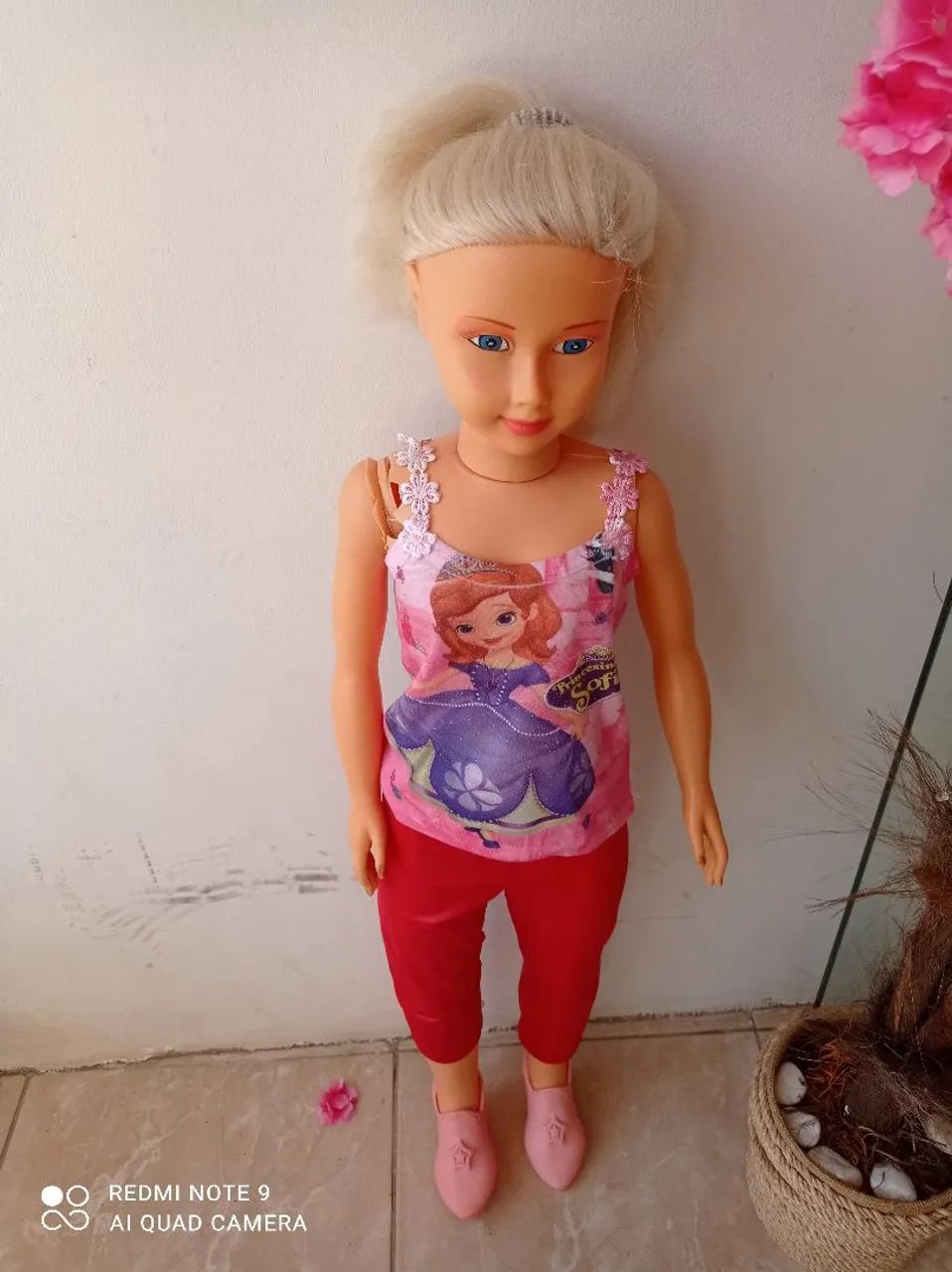 Boneca estefany que anda pegada nas mãos 