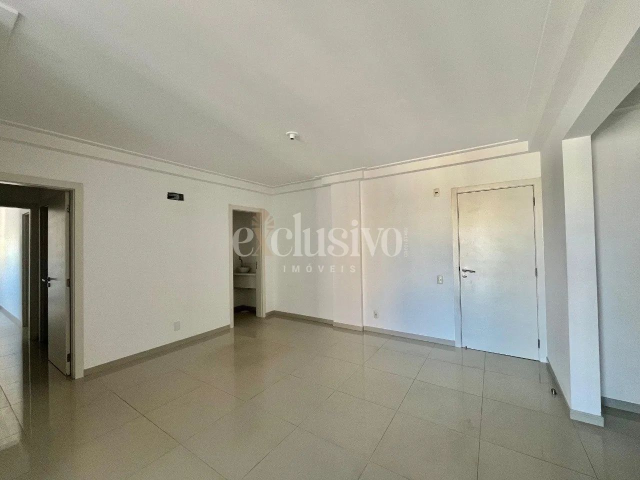 Apartamento 3 dormitórios, churrasqueira na sacada e 2 vagas - Foto 3