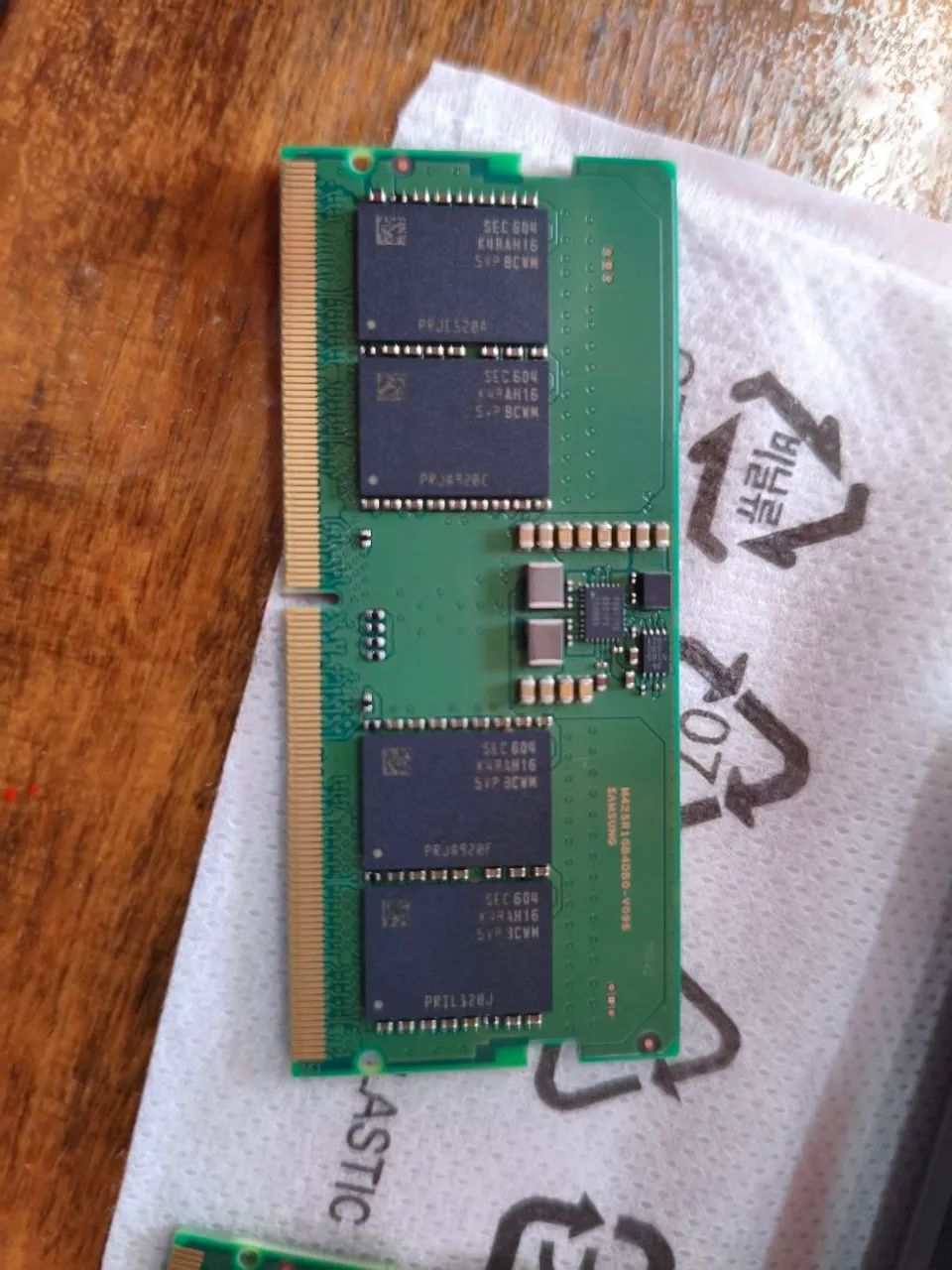 Memória RAM SO-DIMM DDR5 de 8 GB Samsung.