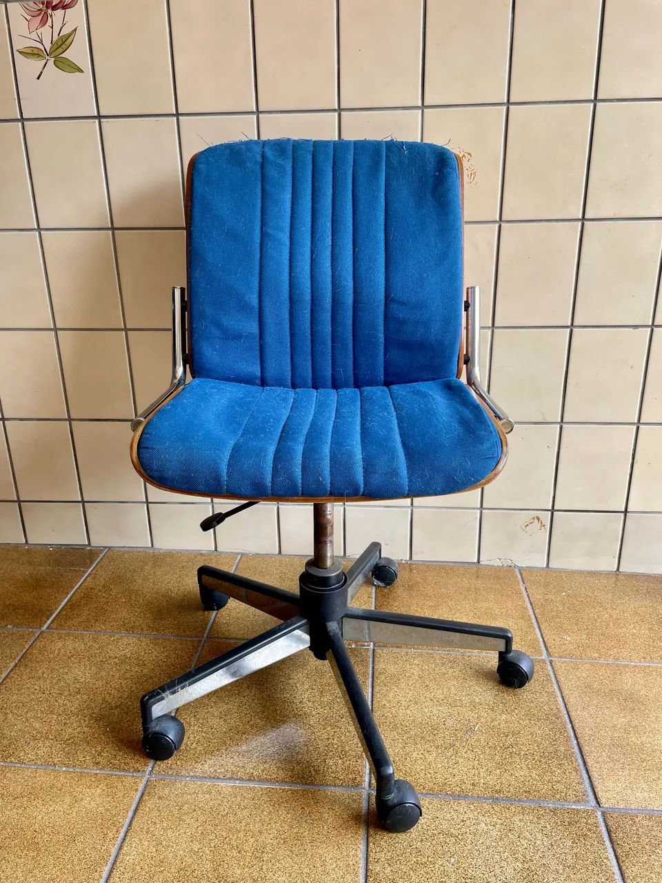 Cadeira Giroflex vintage retrô azul com encosto de madeira e regulagem 