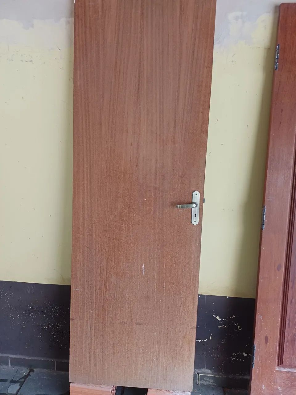 Porta completa com batente e ferragens 