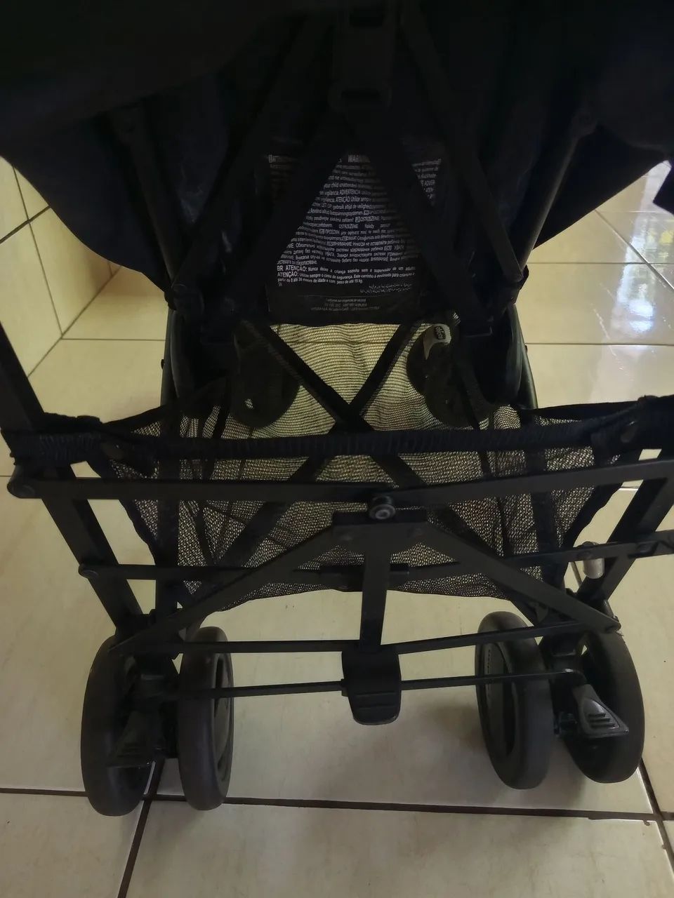 Carrinho de bebê da marca Chicco. Modelo guarda chuva. - Foto 3