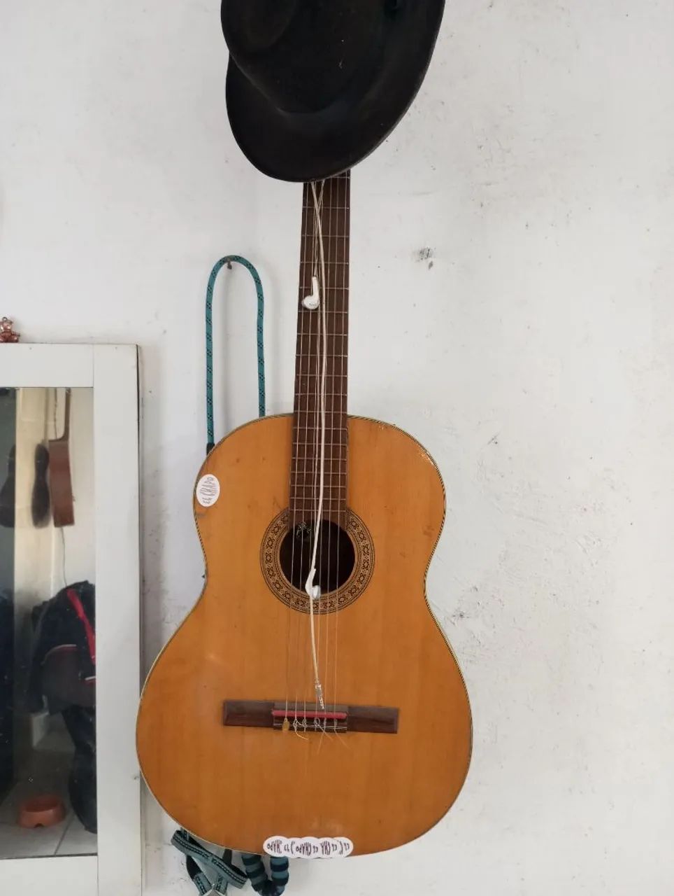 3 Violão e um único valor.