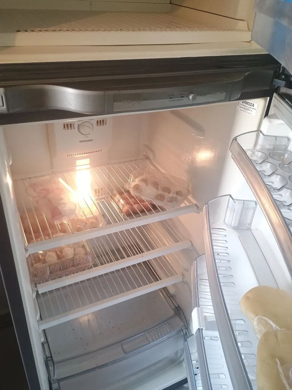 VENDO GELADEIRA FROST FREE USADA FUNCIONANDO OK 330 LITROS MARCAS DE USO - Foto 3