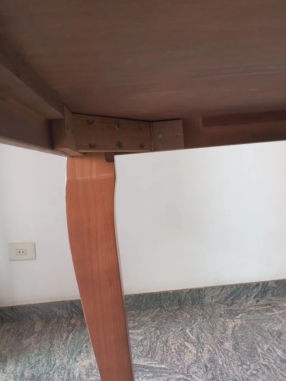 Mesa de jantar quadrada Etna  em excelente estado. Bem conservada. SEM CADEIRAS - Foto 3