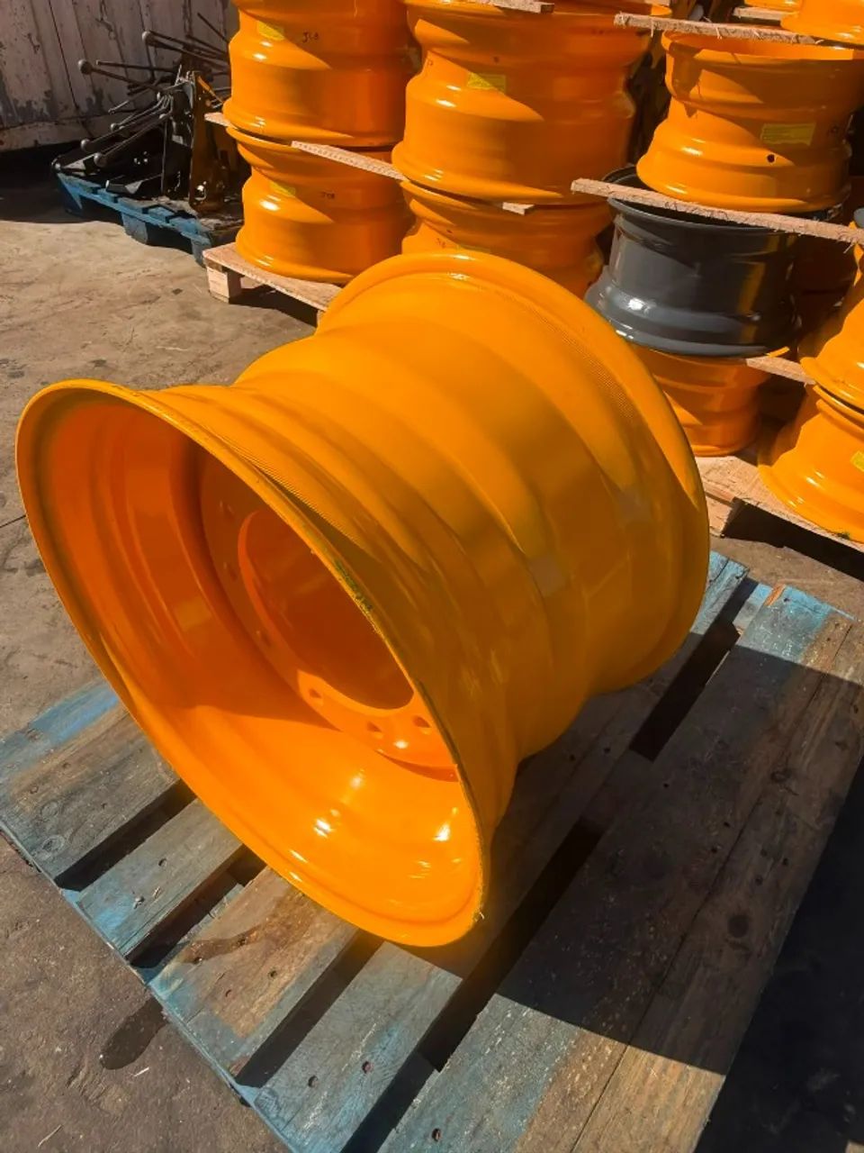 Roda Traseira 16L x 24, monta pneu 19,5 x 24 John Deere 310 L K P p/n AT392682 1